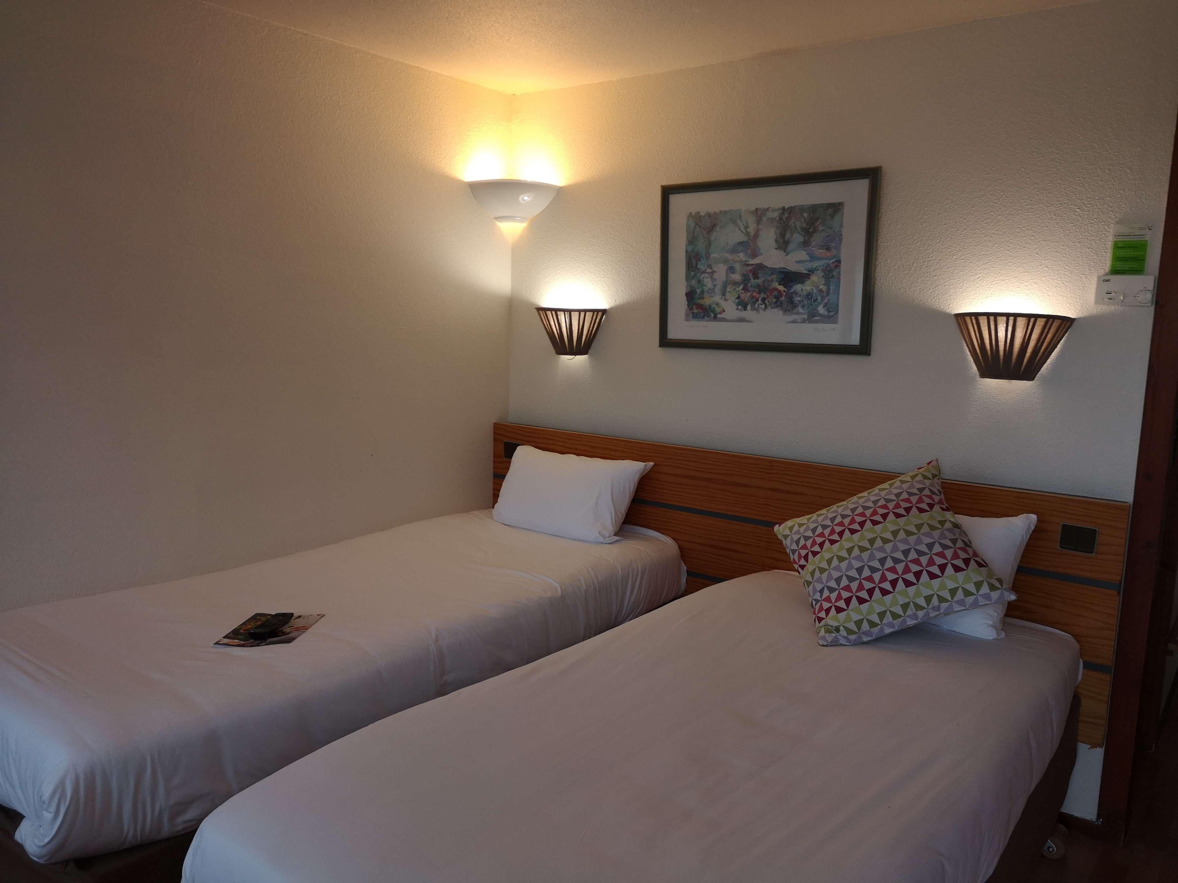 Campanile Angers Ouest - Beaucouze Hotel Bagian luar foto
