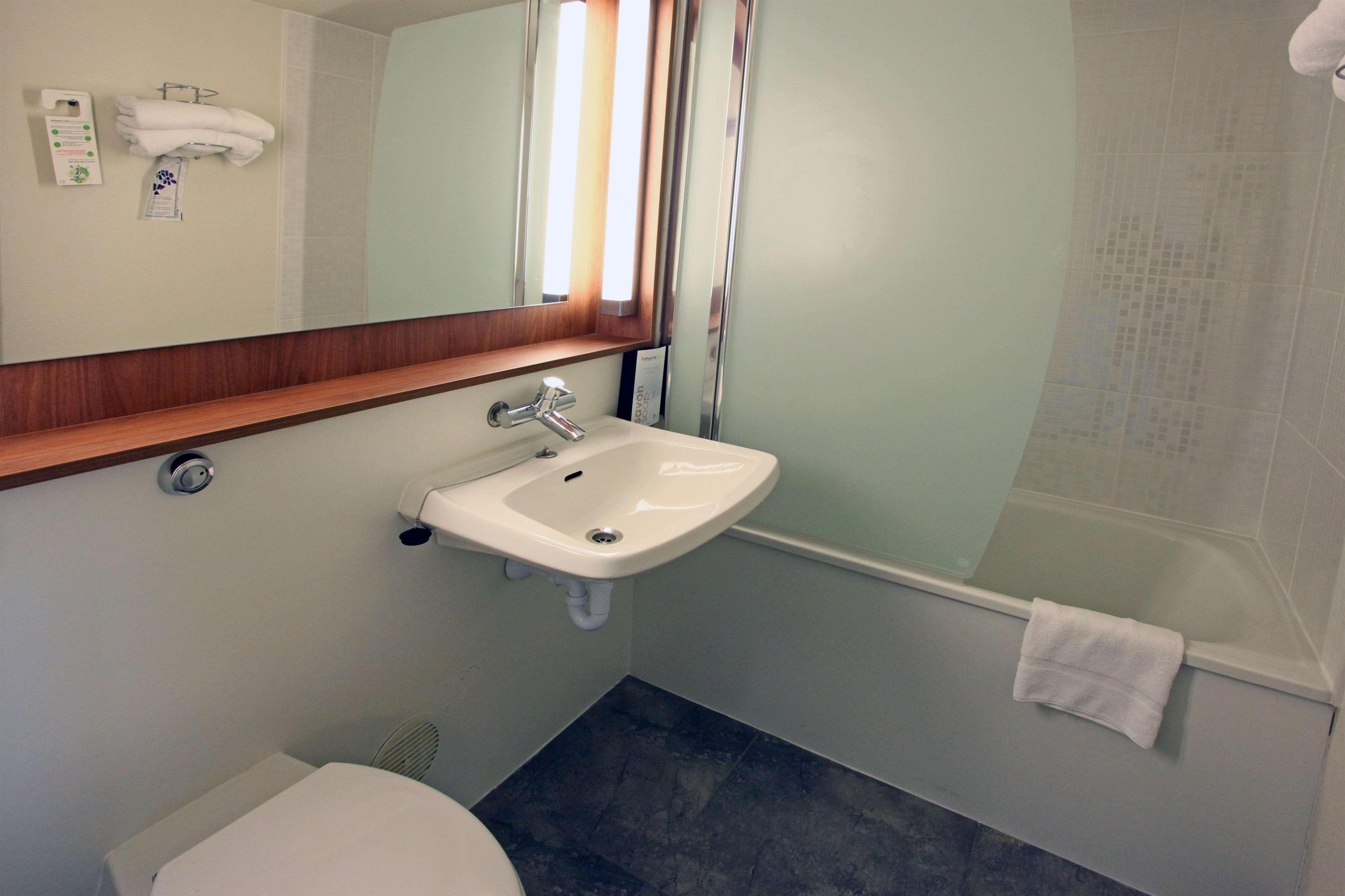 Campanile Angers Ouest - Beaucouze Hotel Bagian luar foto