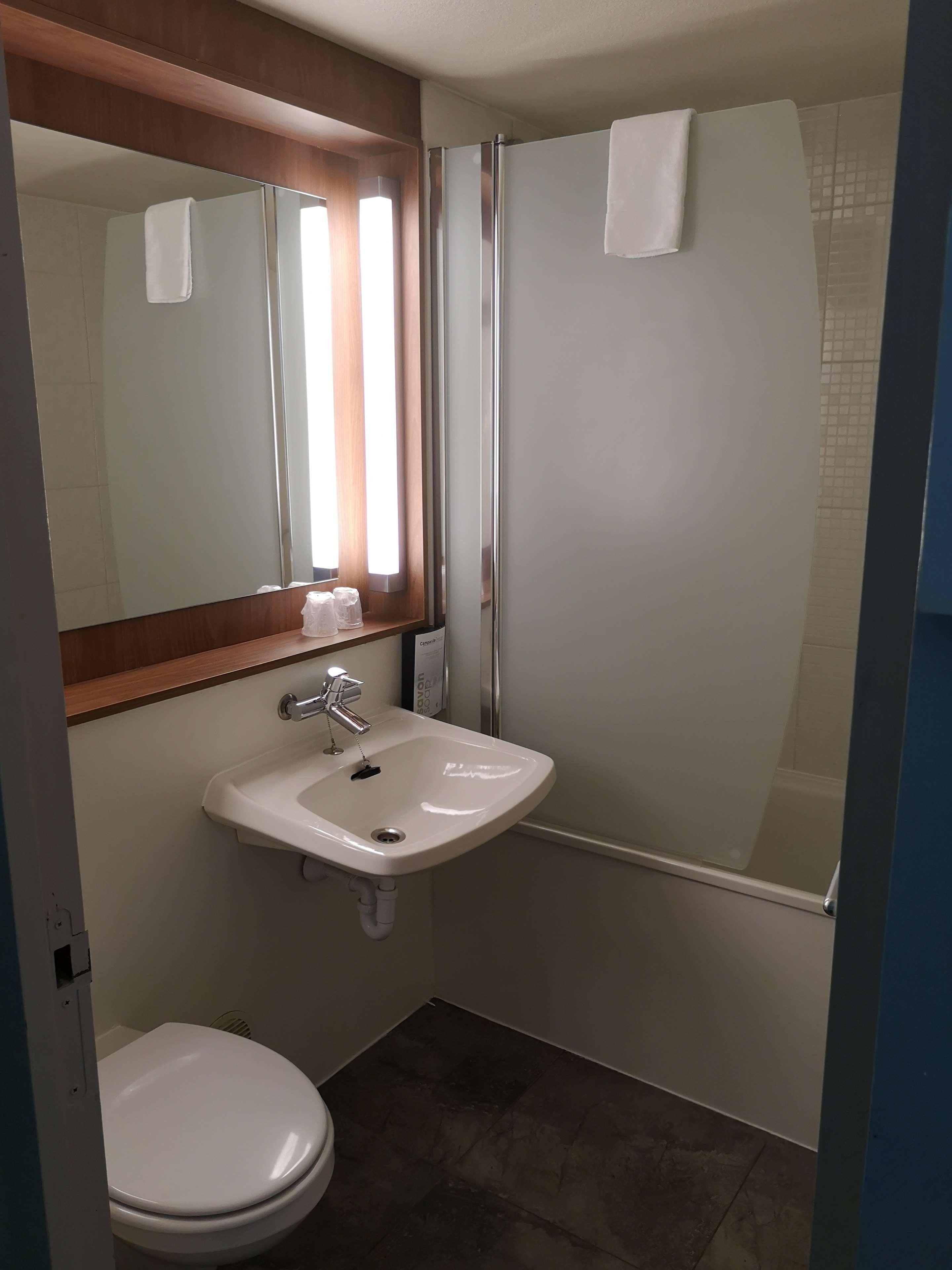 Campanile Angers Ouest - Beaucouze Hotel Bagian luar foto