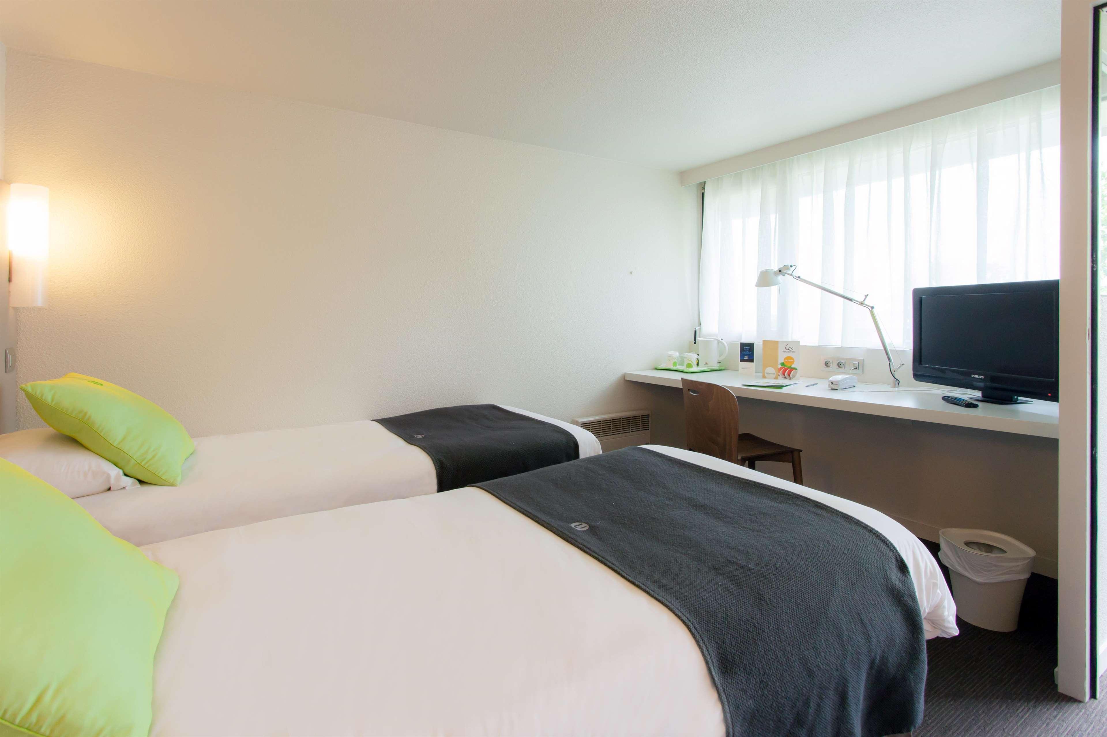 Campanile Angers Ouest - Beaucouze Hotel Bagian luar foto