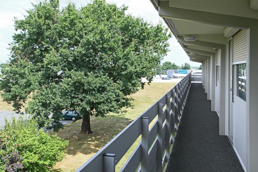 Campanile Angers Ouest - Beaucouze Hotel Bagian luar foto